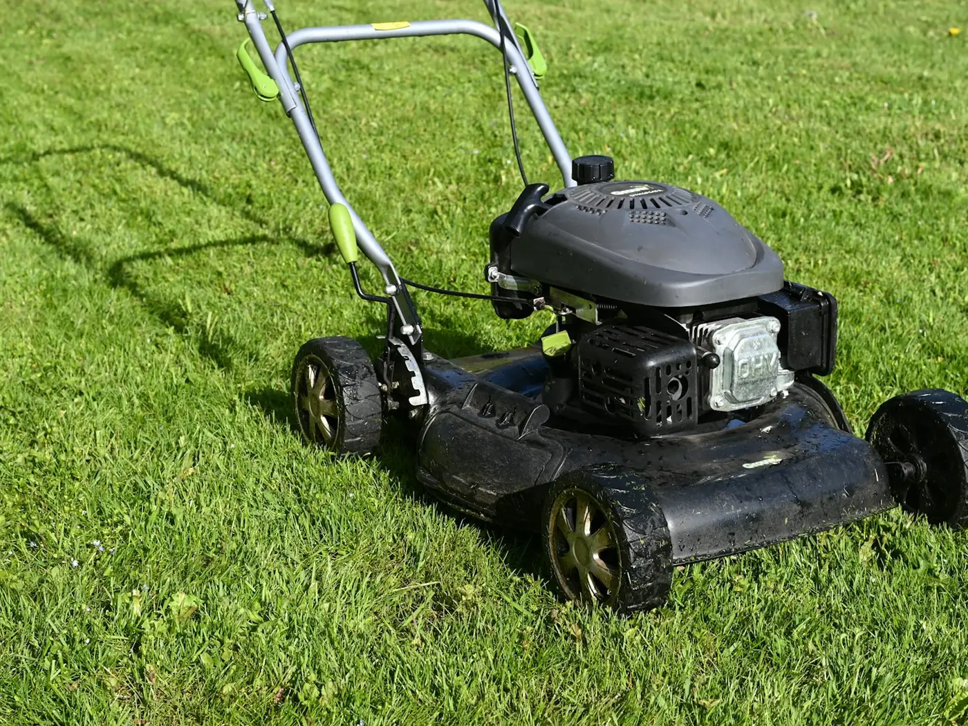 Rasenmäher auf einem gepflegten grünen Rasen