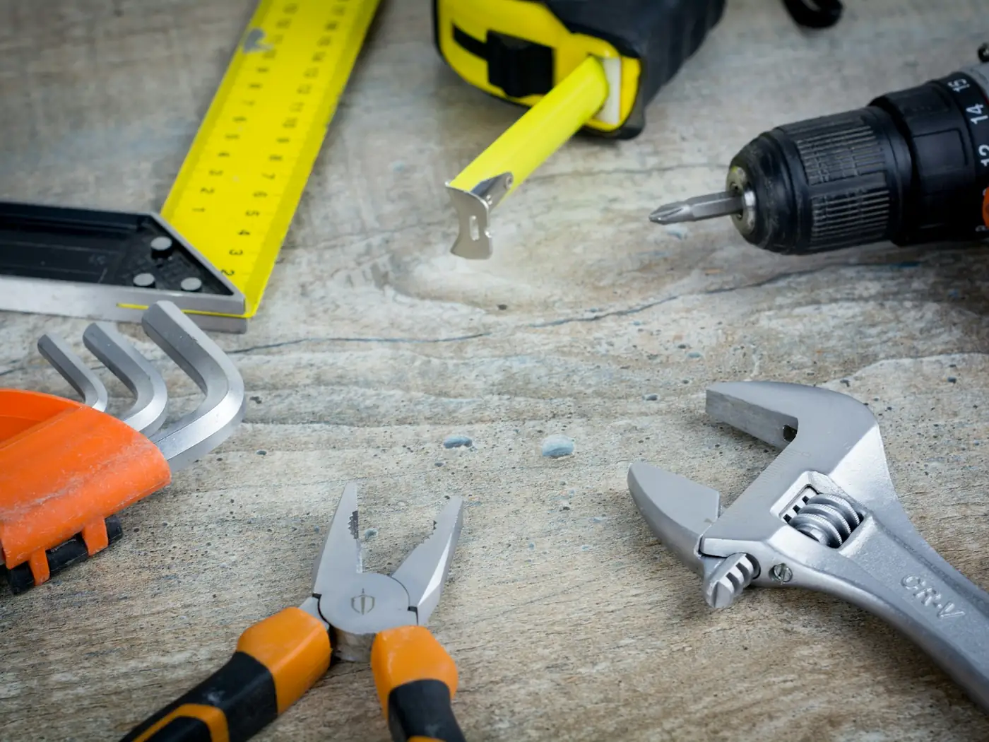 Werkzeug für Reparaturen: Akkuschrauber, Zangen, Maßband und Schraubenschlüssel