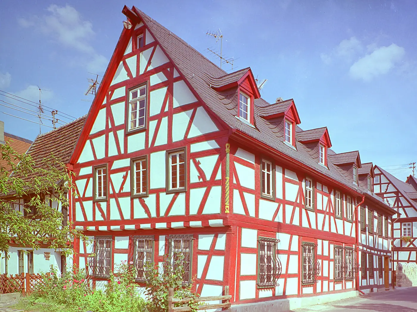 Rot-weißes Fachwerkhaus in einer Altstadt